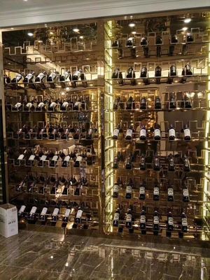 Guter Preis Wine Cellar Club Bartisch Weinschrank Schrank mit hoher Trennwand und Fußteil Online