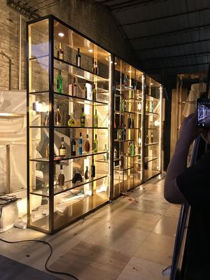 Guter Preis Bartisch-Weinschrank mit Trennwand und hohem Fuß Online