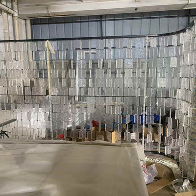 Künstlerische Edelstahl-Schirmtrennwand Anpassbares Glas gekrümmter Luxus Wohnzimmer Hotel Trennwand für modernes Design