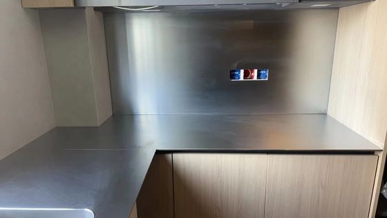 Kratzfeste Küchenarbeitsplatte aus 304 Edelstahl mit Wasserhahn